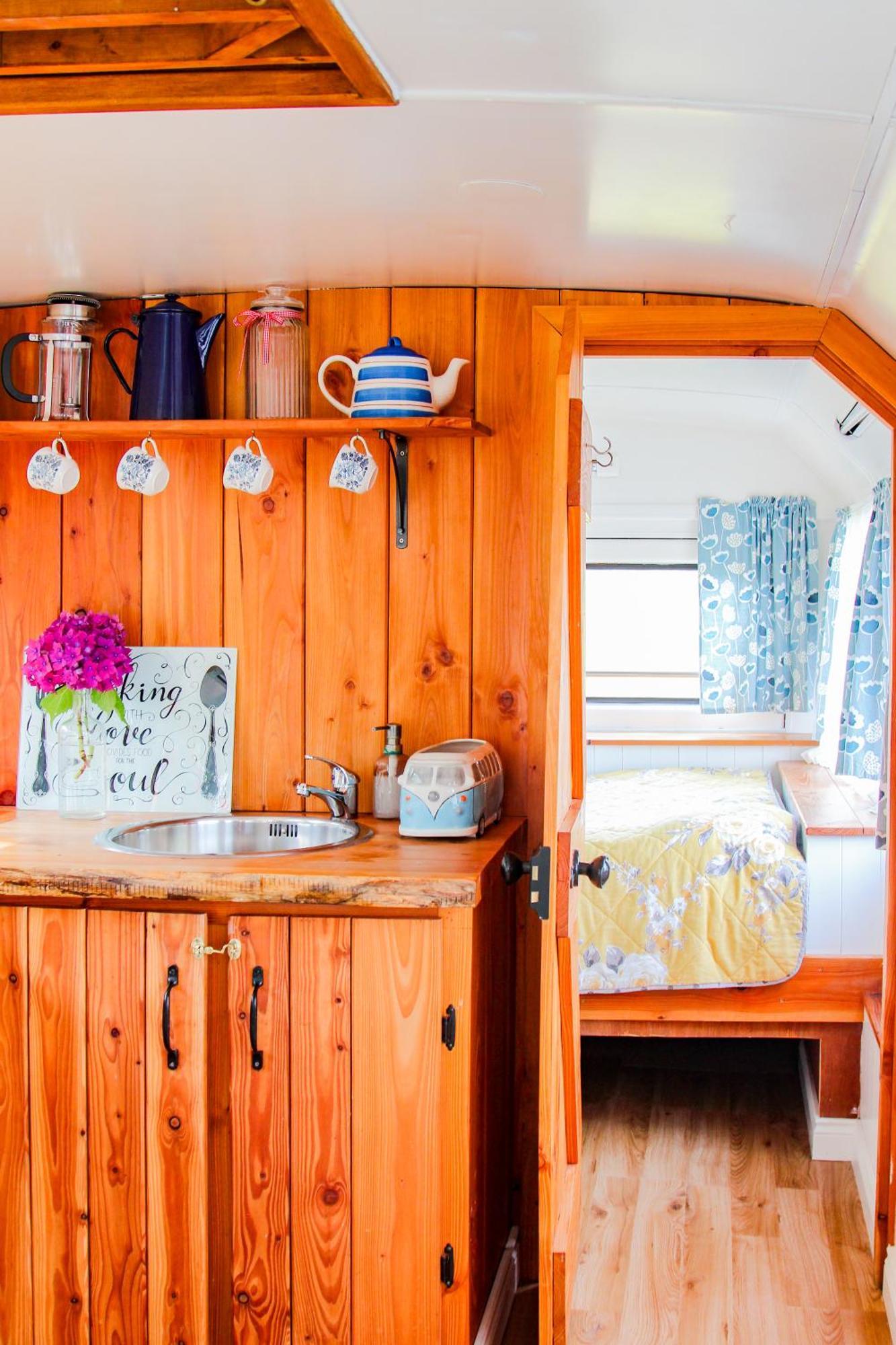 Hotel Double Decker Bus At Valentia Island Escape Chapeltown Exteriér fotografie